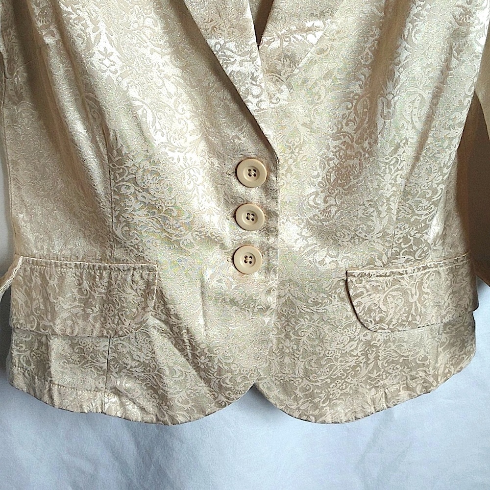 Stunning jacket w/ beautiful design print. Size large 11/13 or women small. - Picture 3 of 9